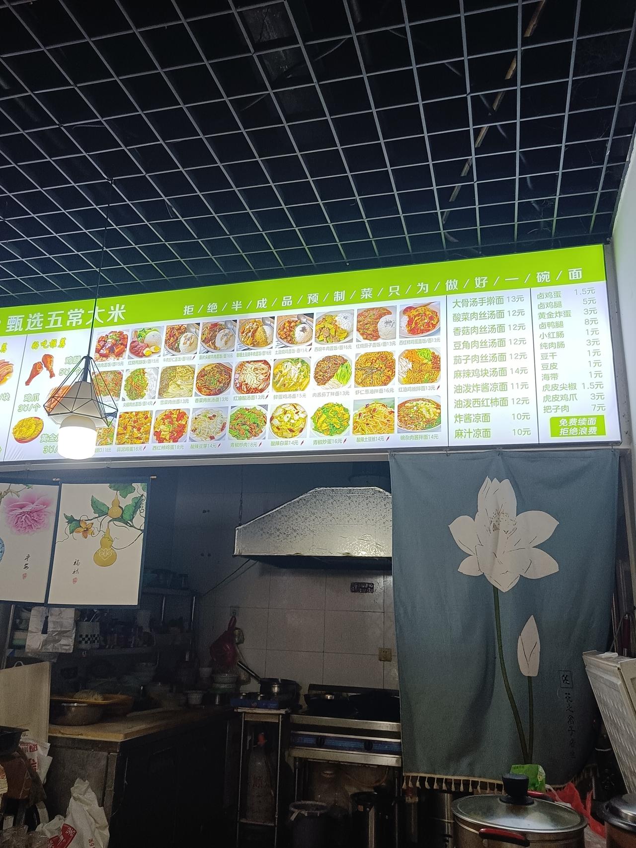 满满一碗大肉面，一大块肉，还可以免费续面，真实惠。