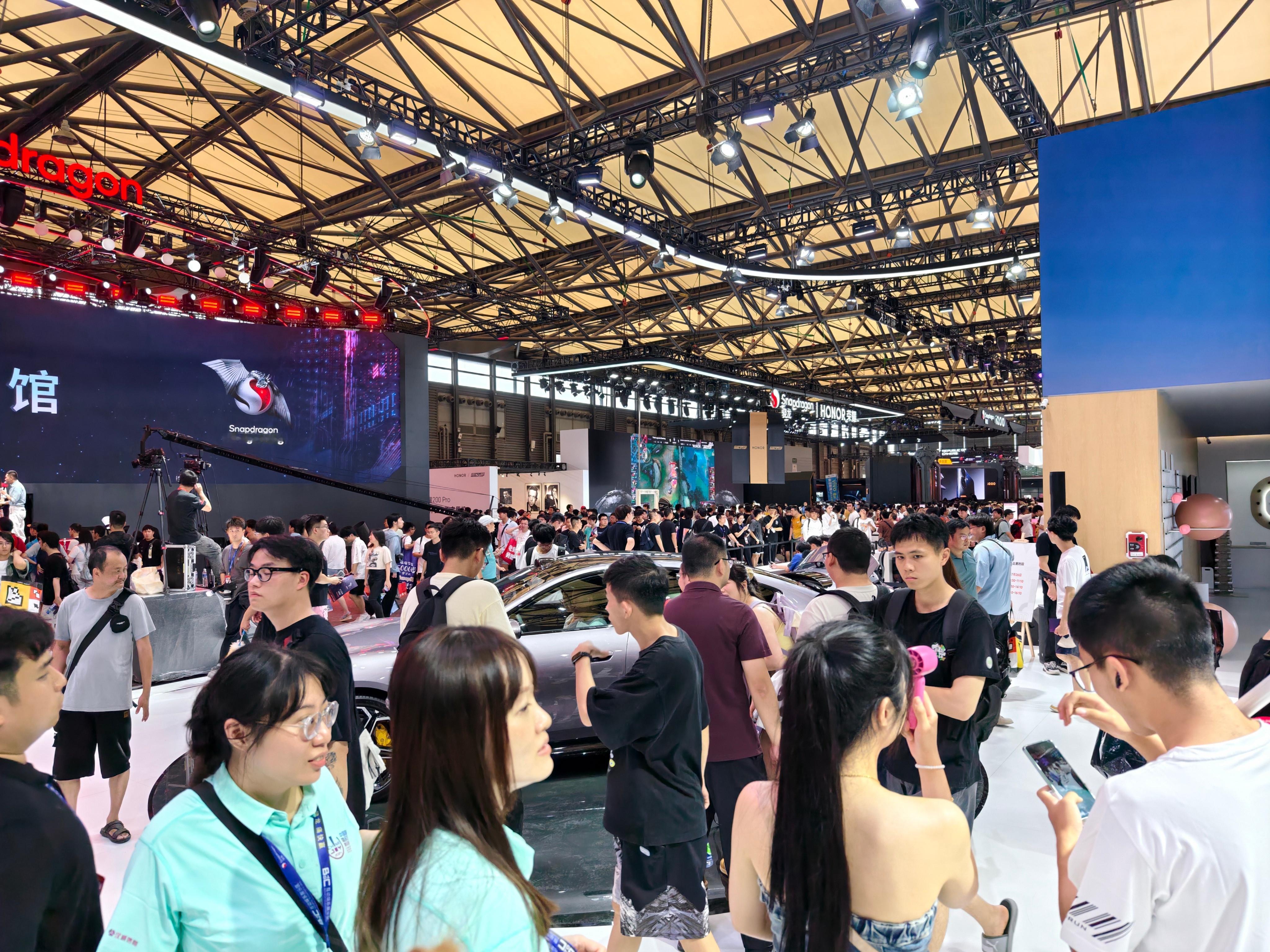 来小米的展台打个卡，今年比去年展台面积大多了。现场把能给你的全给你了，结合刚刚上