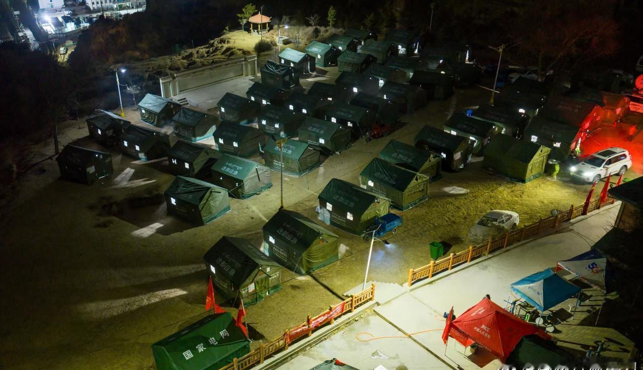 【记者观察 | 灯火不忘他们的身影】寒夜虽冷，人心温暖；长夜虽暗，光明常在。
2