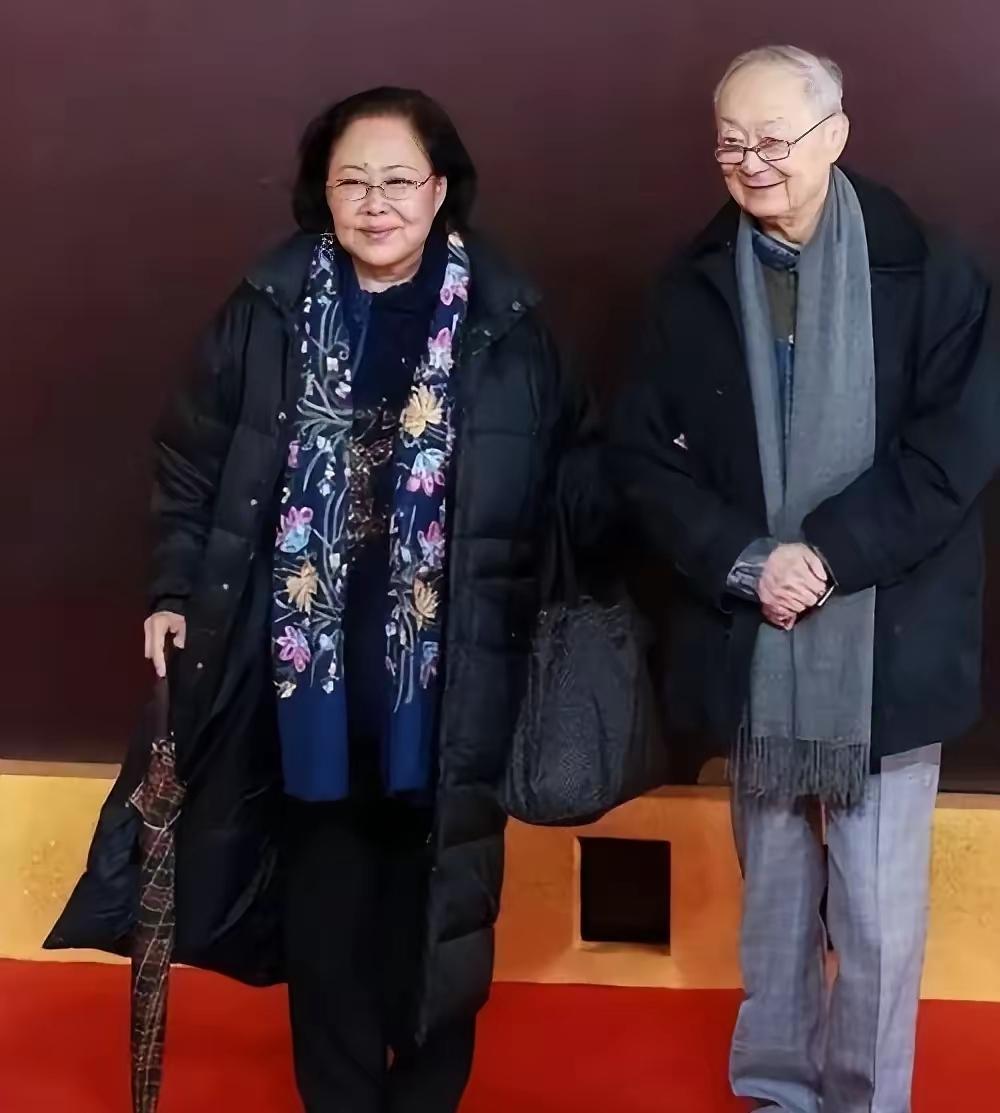 她演了一辈子皇帝的娘。现实里，是一个人。

《康熙王朝》里孝庄一句话能定朝局。戏