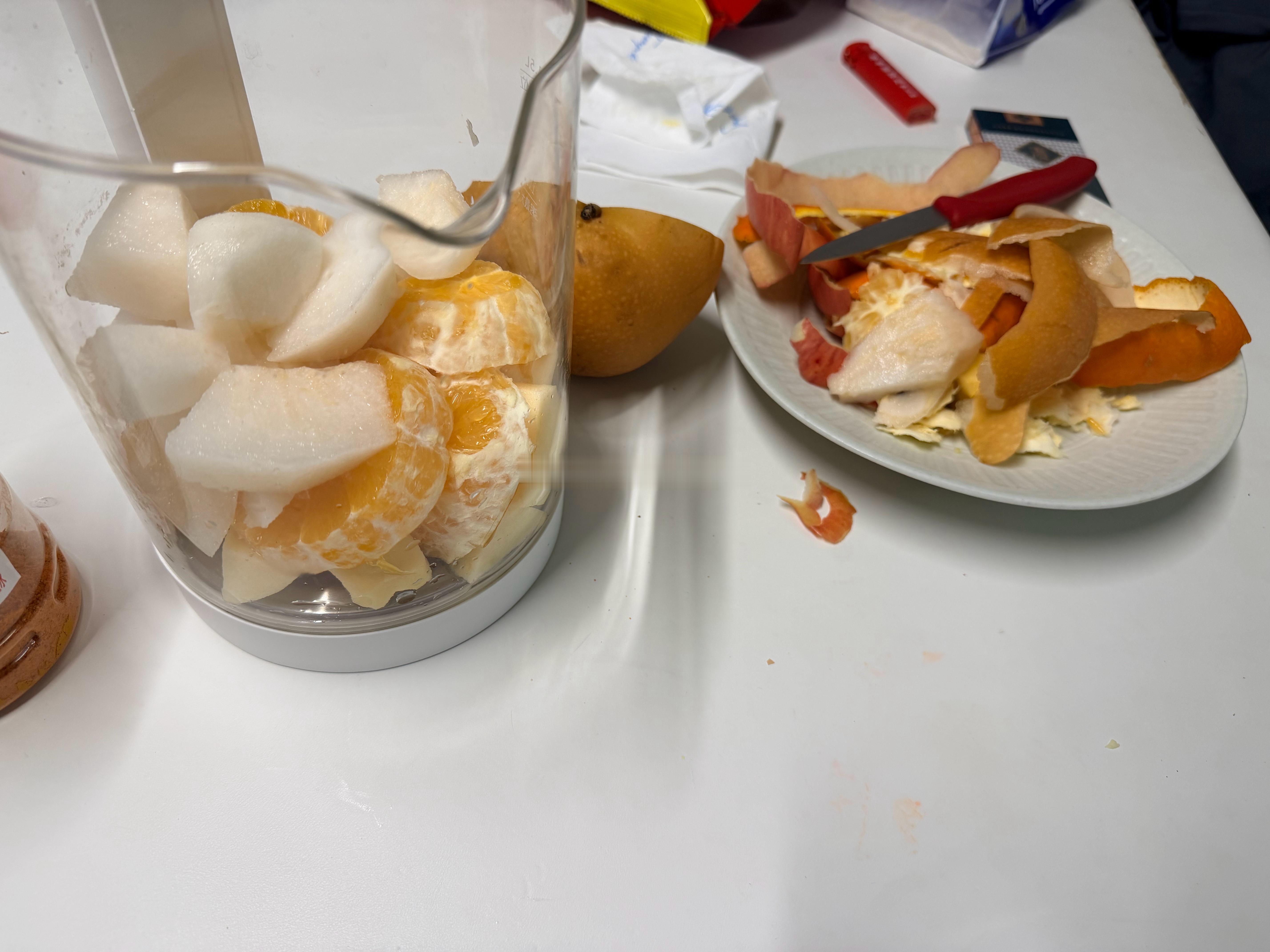 自己煮个水果茶喝喝。 