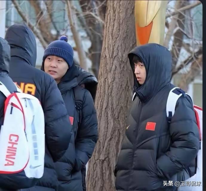 齐麟入选中国男篮集训队，和背刺新疆的赵睿成为队友了。这也是没有办法的事情，希望齐