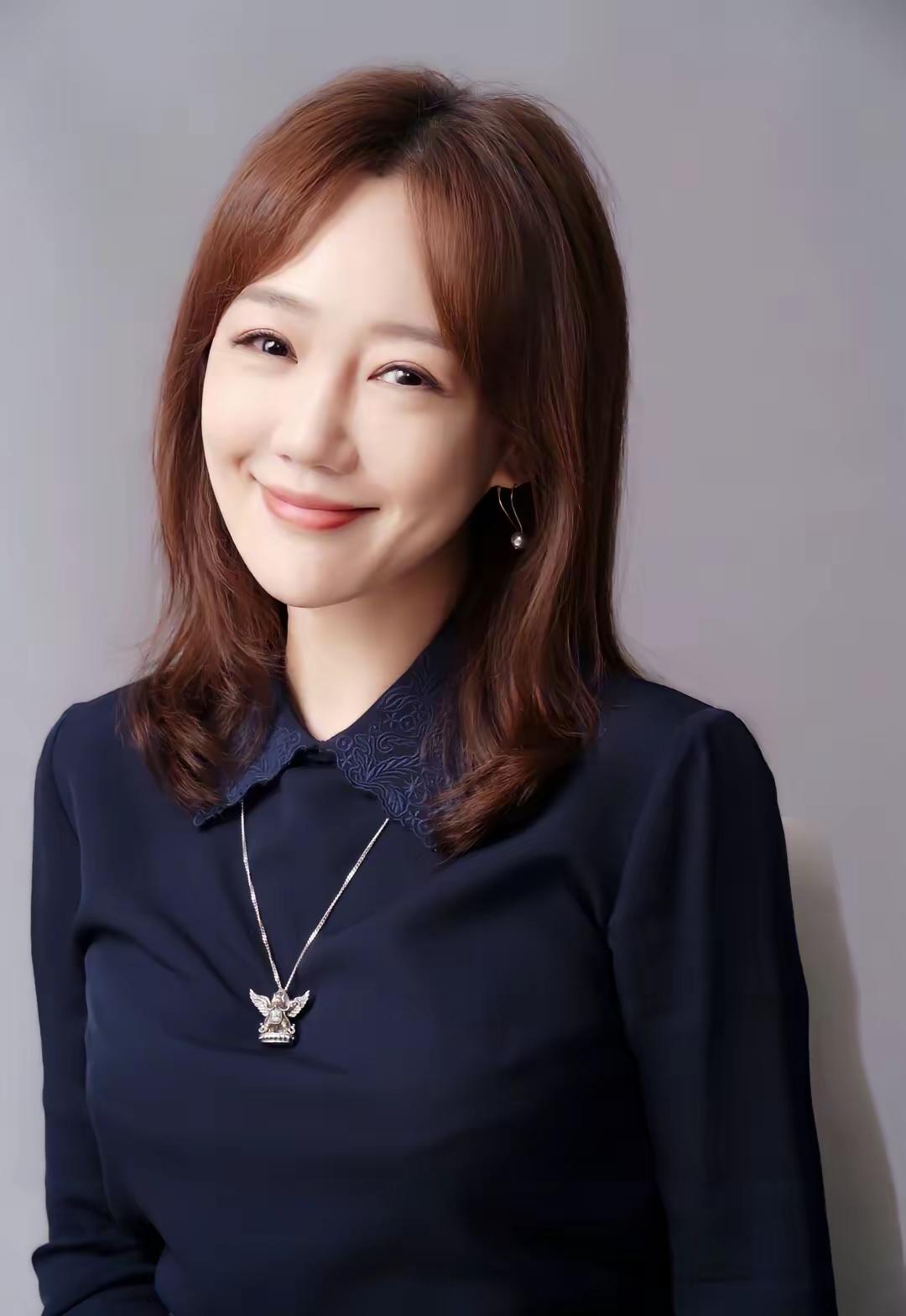 47岁薛佳凝被嘲“人生留白”？
其实她早把日子过成了多数人羡慕的理想模样。
 