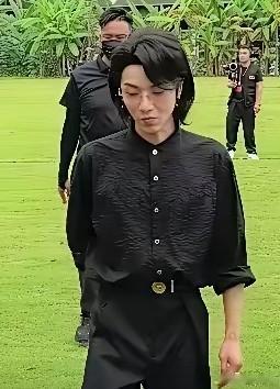 华晨宇？这有一百斤吗？
 
长发造型、一身黑色穿搭的就是歌手华晨宇。这套简约黑衣