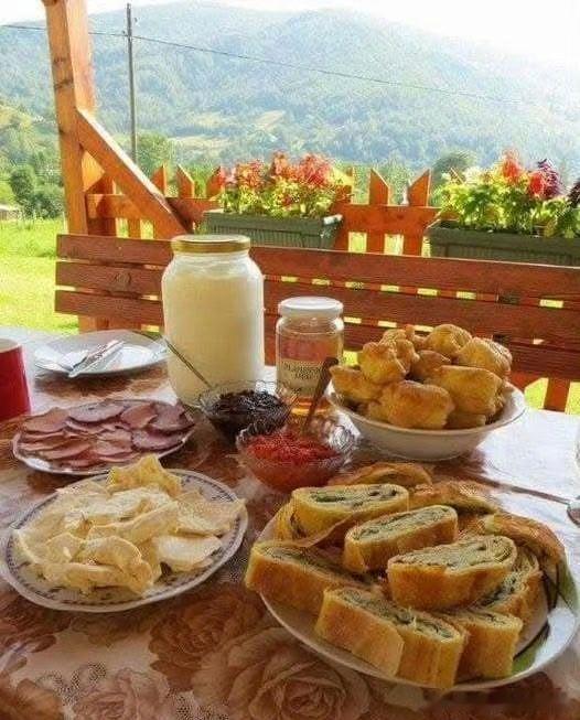 【这里是黑山】美景配佳肴，是藏在黑山时光里，恰到好处的契合。旅游旅游