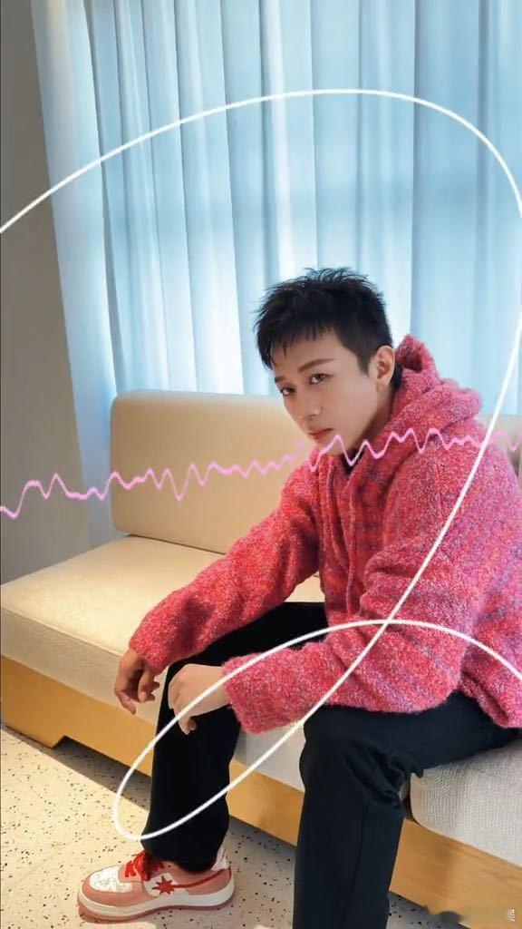 鹿晗化妆师给邓超化的妆任敏觉得邓超不太舒服哈哈哈哈哈 任敏：超哥你今天的妆有点奇