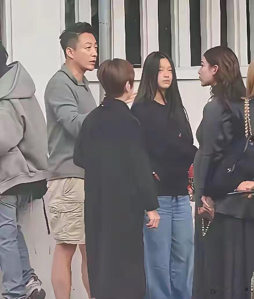 小玥儿，想不到啊，这是成了女版的汪小菲了，这样貌简直跟汪小菲一模一样，眼睛也是特
