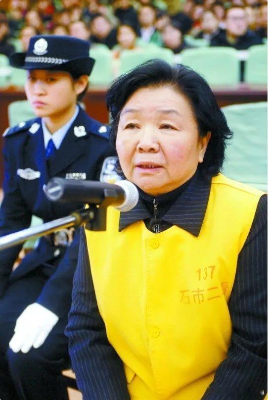 2008年，毒害30万婴儿的“三鹿奶粉”董事长田文华被判无期徒刑。然而如今田文化