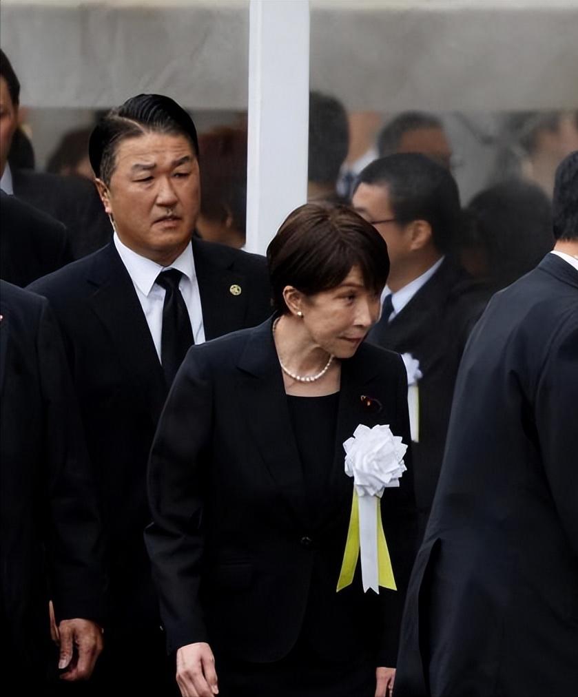 在日本宣布无条件投降81周年之际，日本首相高市早苗向臭名昭著的靖国神社供奉祭品外