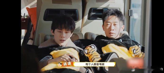 杨迪 迪政猛于虎杨迪化身蜂王强势定规矩，全员必须跳依赖摇才能分菜，成绩决定吃什么