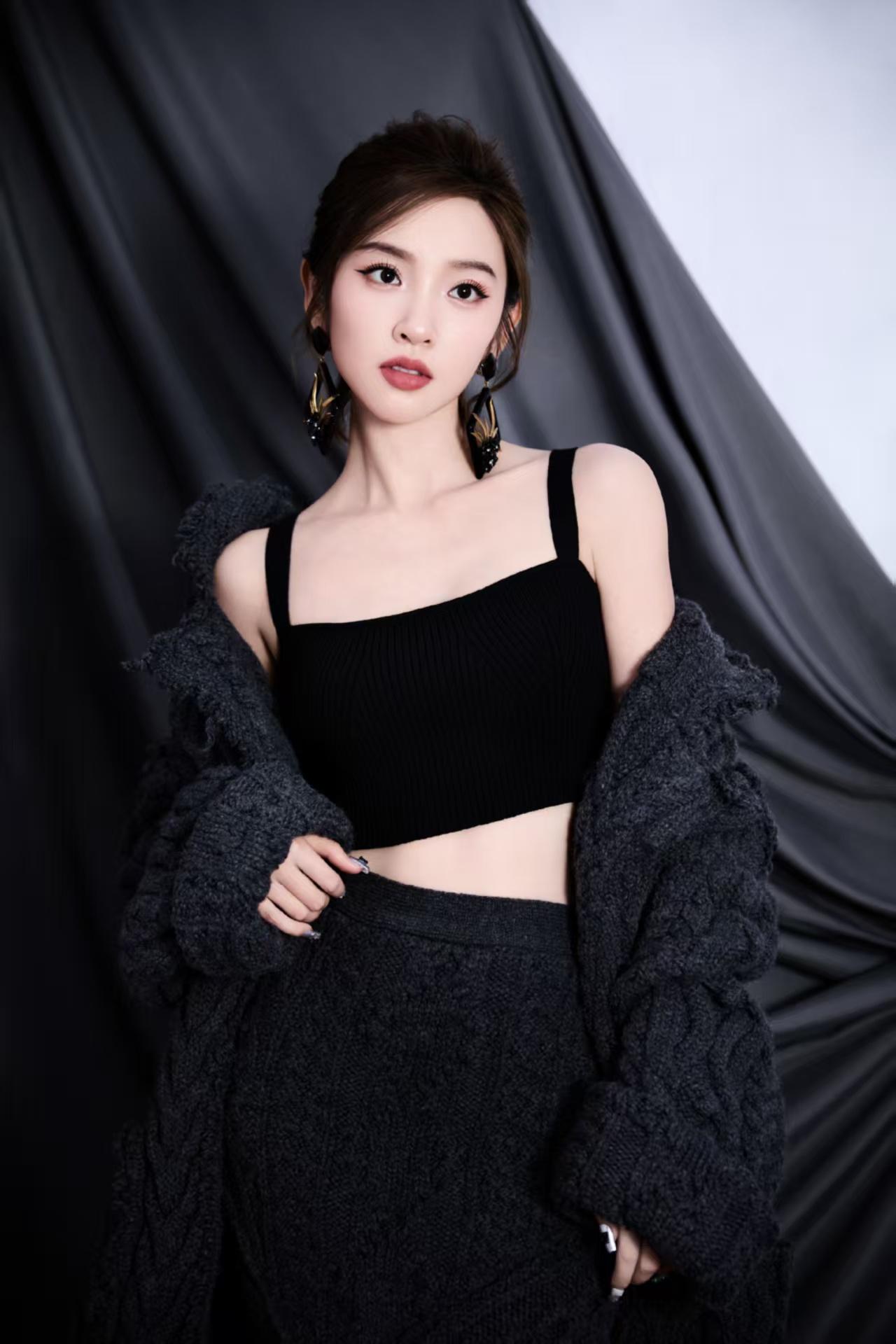 谁刷到唐艺昕这组图直接被“甜辣反差”炸到？！一件宽松到能裹下两个人的破边毛衣往身