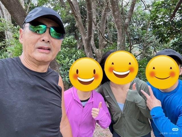 69岁的国际影星周润发，热爱跑步行山，而且甚为亲民，不止跟粉丝一齐跑，还可以影合
