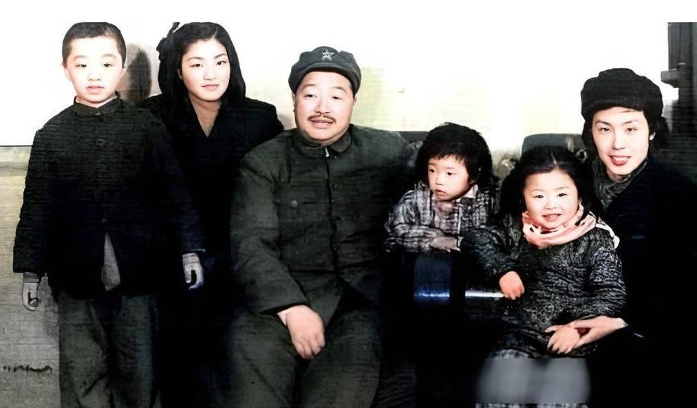 1942年贺龙娶了比他小20岁的女学生，毛主席瞅了瞅，打趣说了一句！
 
许多年