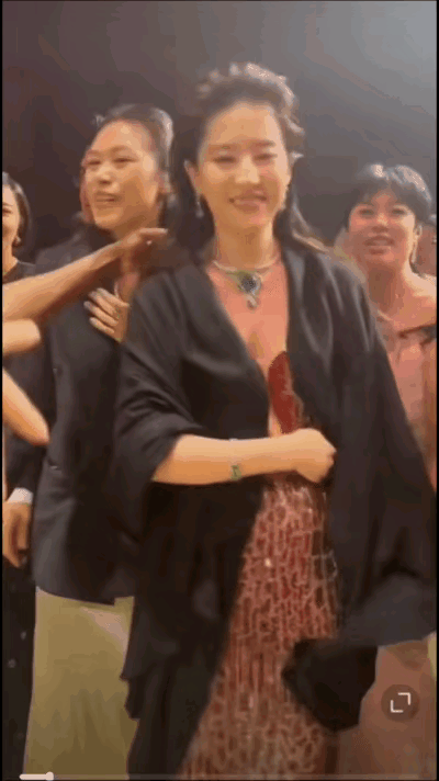 85花尬舞大比拼社死现场[黑线][黑线]
原以为杨幂的舞姿已够油腻，
没成想神仙