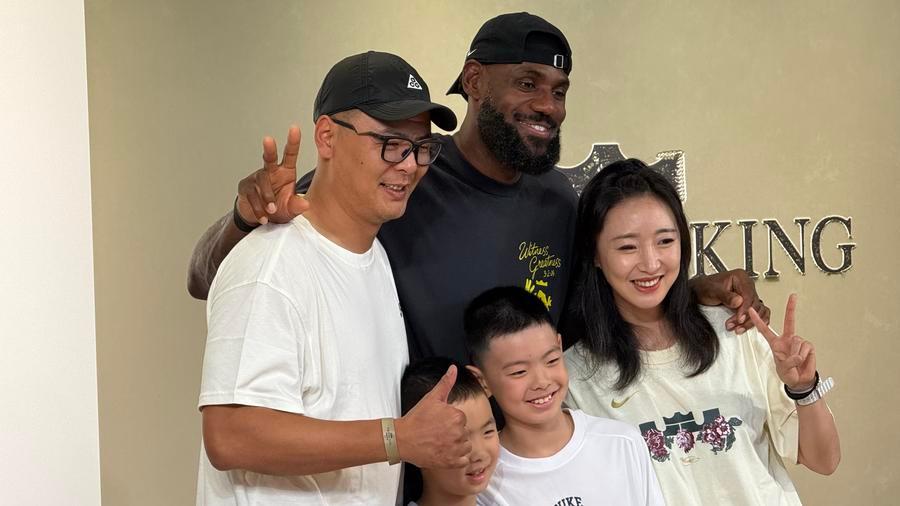 即使是雨水也不能冷却成都的火。篮球传奇人物勒布朗·詹姆斯与球迷分享了他对篮球的热