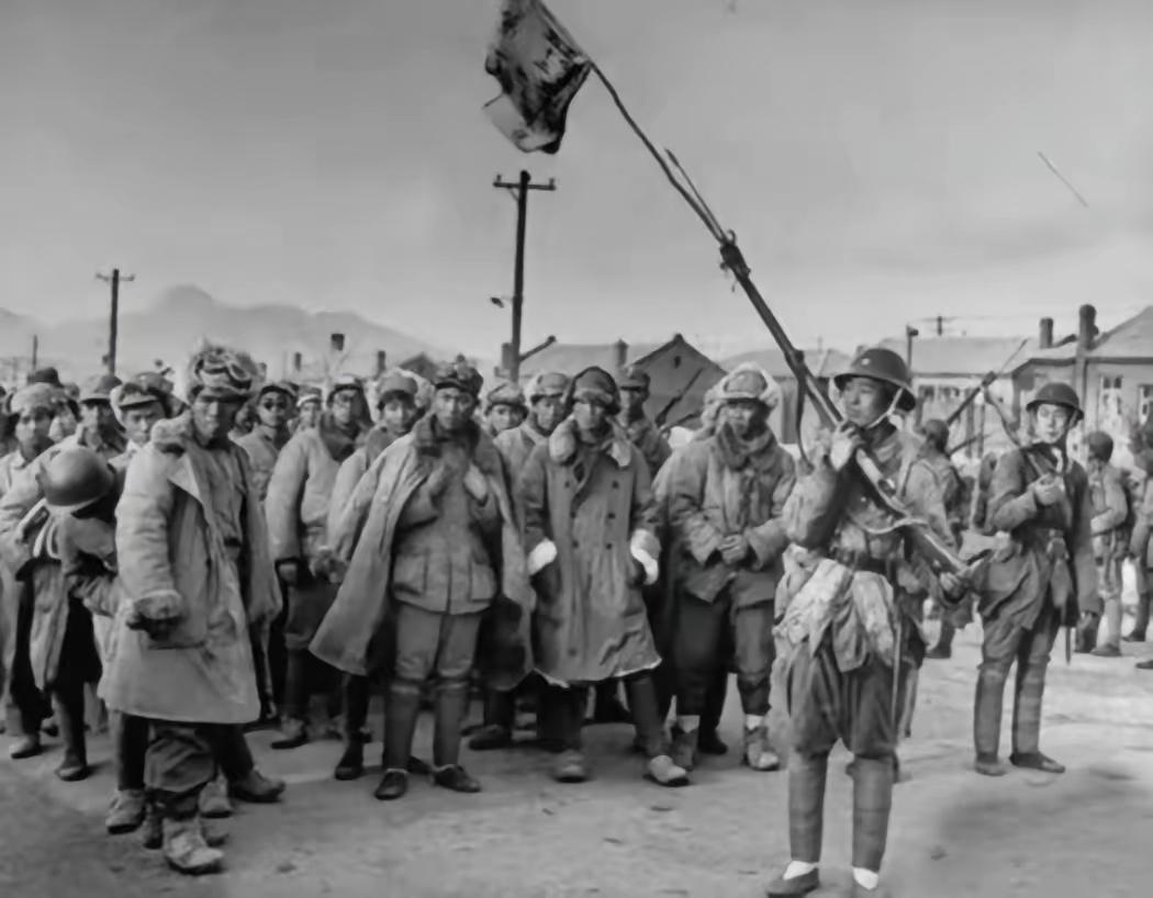 1948年，淮海战役中，华野炊事员崔良员挑着包子，误入敌人阵地，可他却不慌，还高