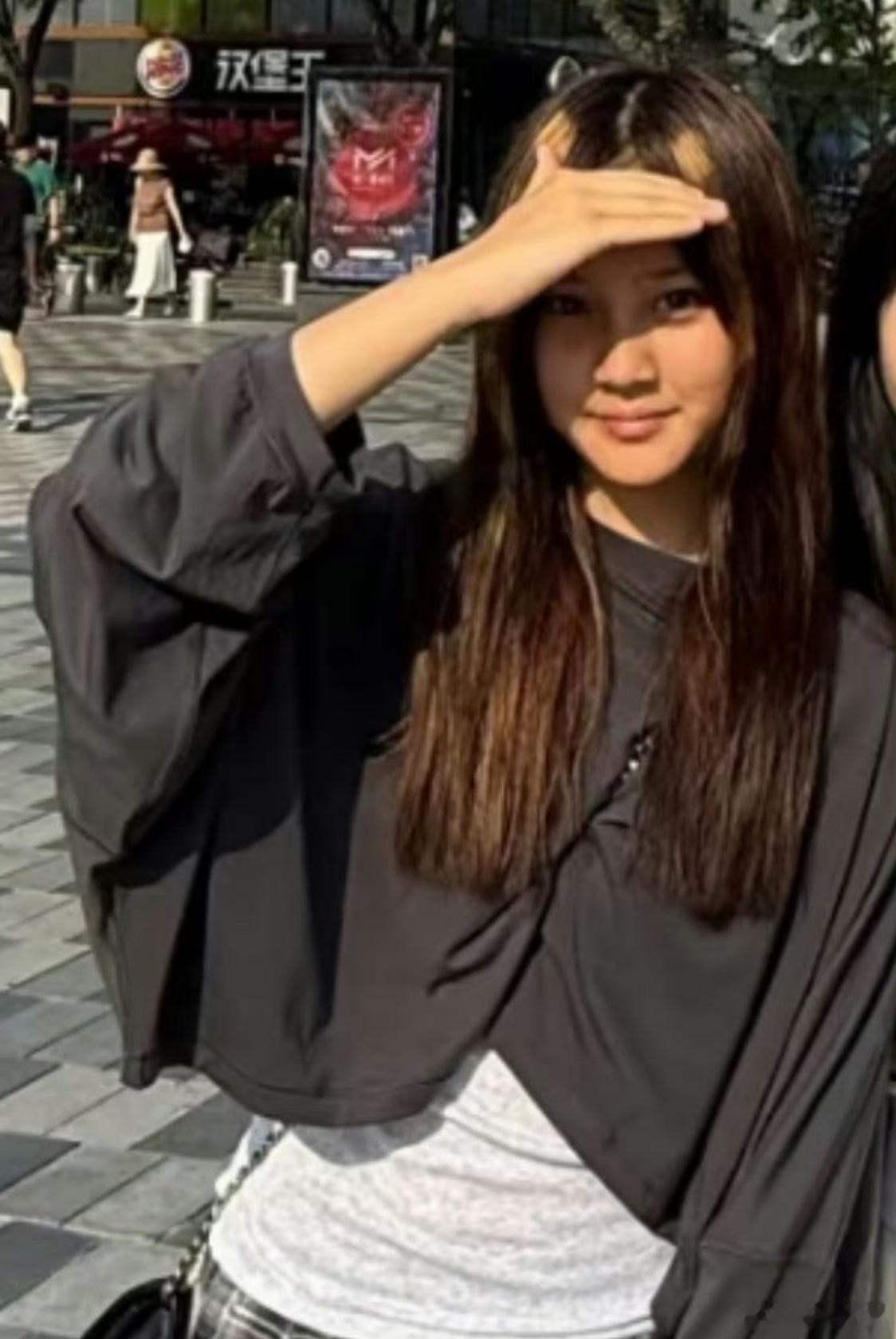 三里屯偶遇甜馨贾乃亮李小璐都这么好看 为什么甜馨是这样的 这就是及其所有的缺点于