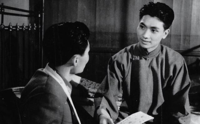 1947年，一名地主趁敌人聊天时，把绑在树上的地下党放走，新中国成立后地主被抓，