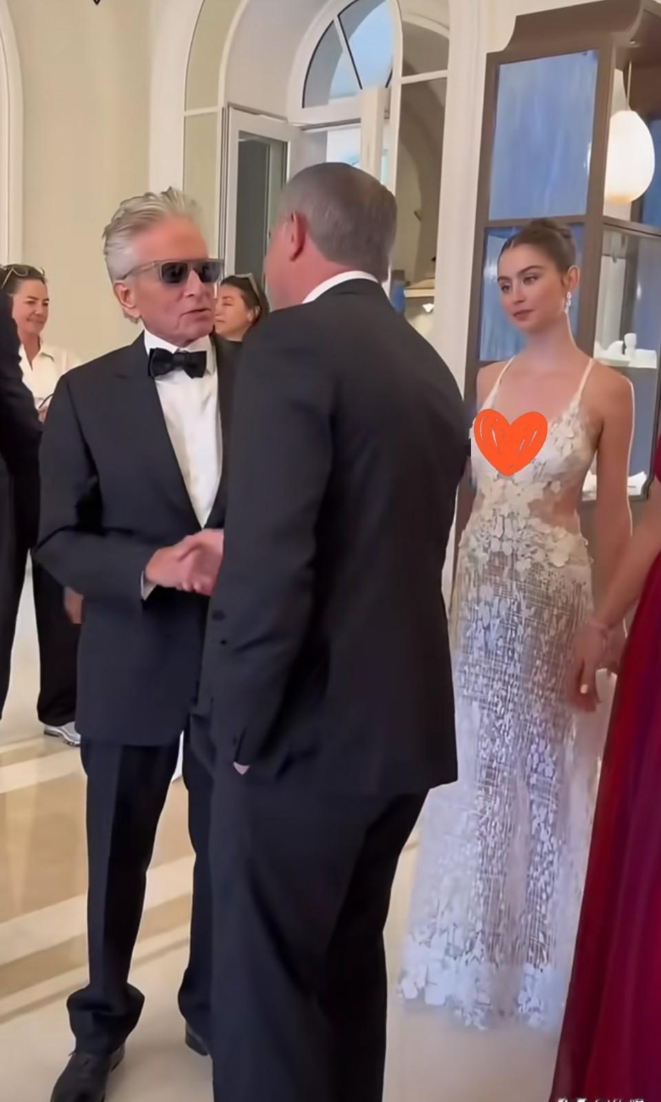 79岁的老戏骨带着54岁的奥斯卡影后，俩人站一起像父女，可人家结婚23年了，稳得