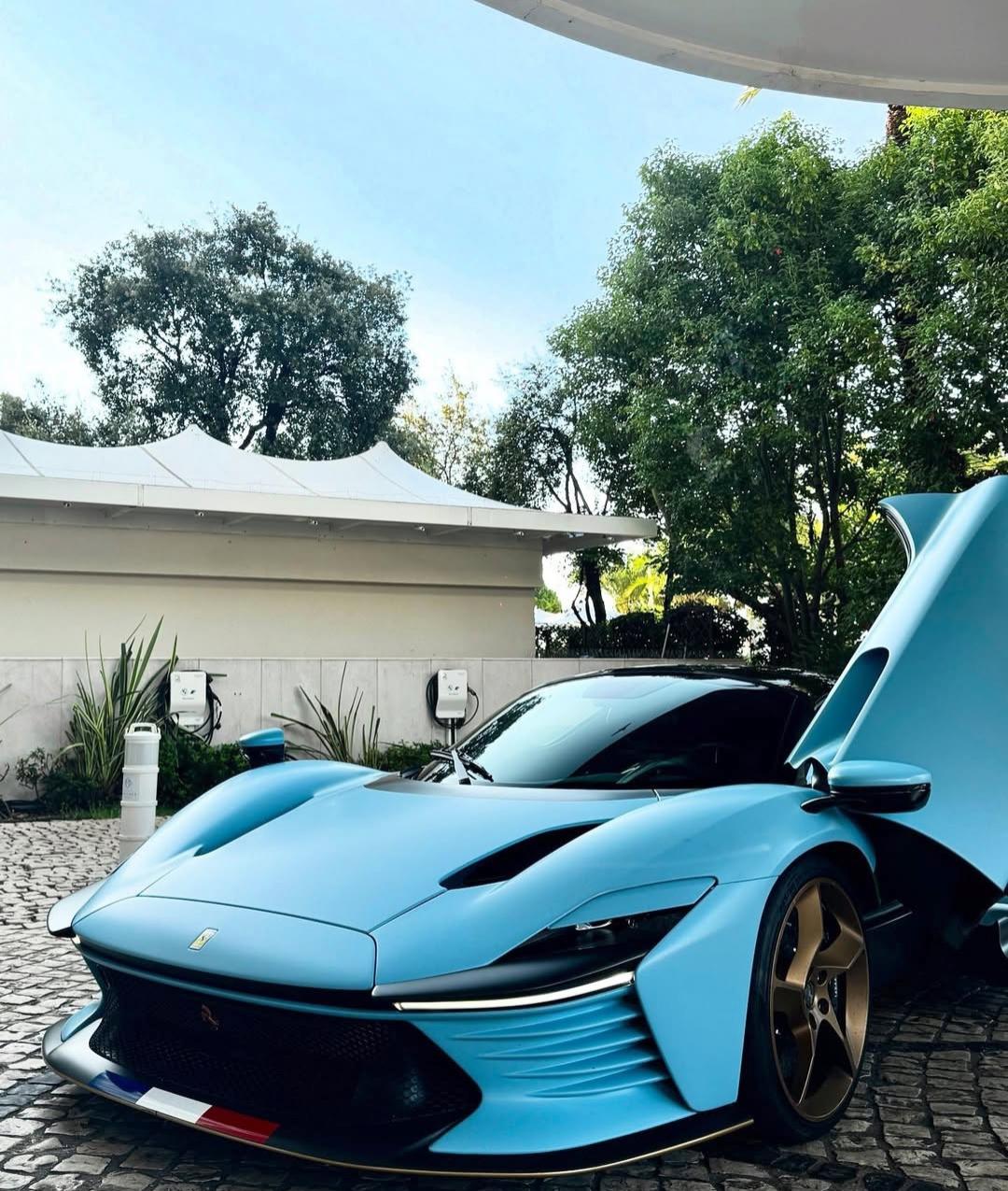 复古未来主义的超跑图腾：法拉利Daytona SP3深度解析当哑光蓝的车身划破空