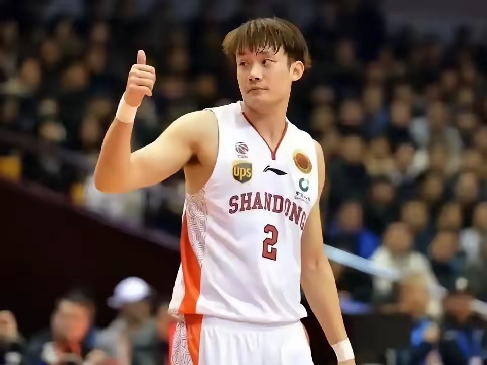 还有球迷还记得我和丁彦雨航的“微博往事”，当年，小丁回国后坐在一起早就聊开了，春