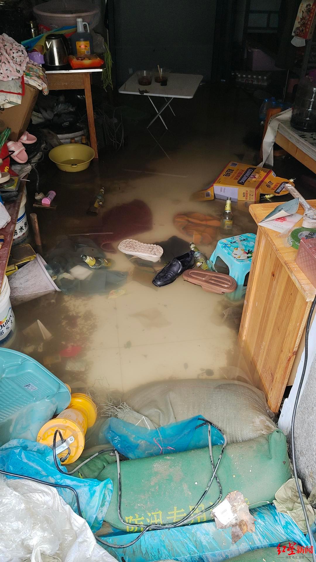 #2男子疑在一楼积水房内触电送医#【上海一小区积水2名男子在一楼出租房内疑似触电