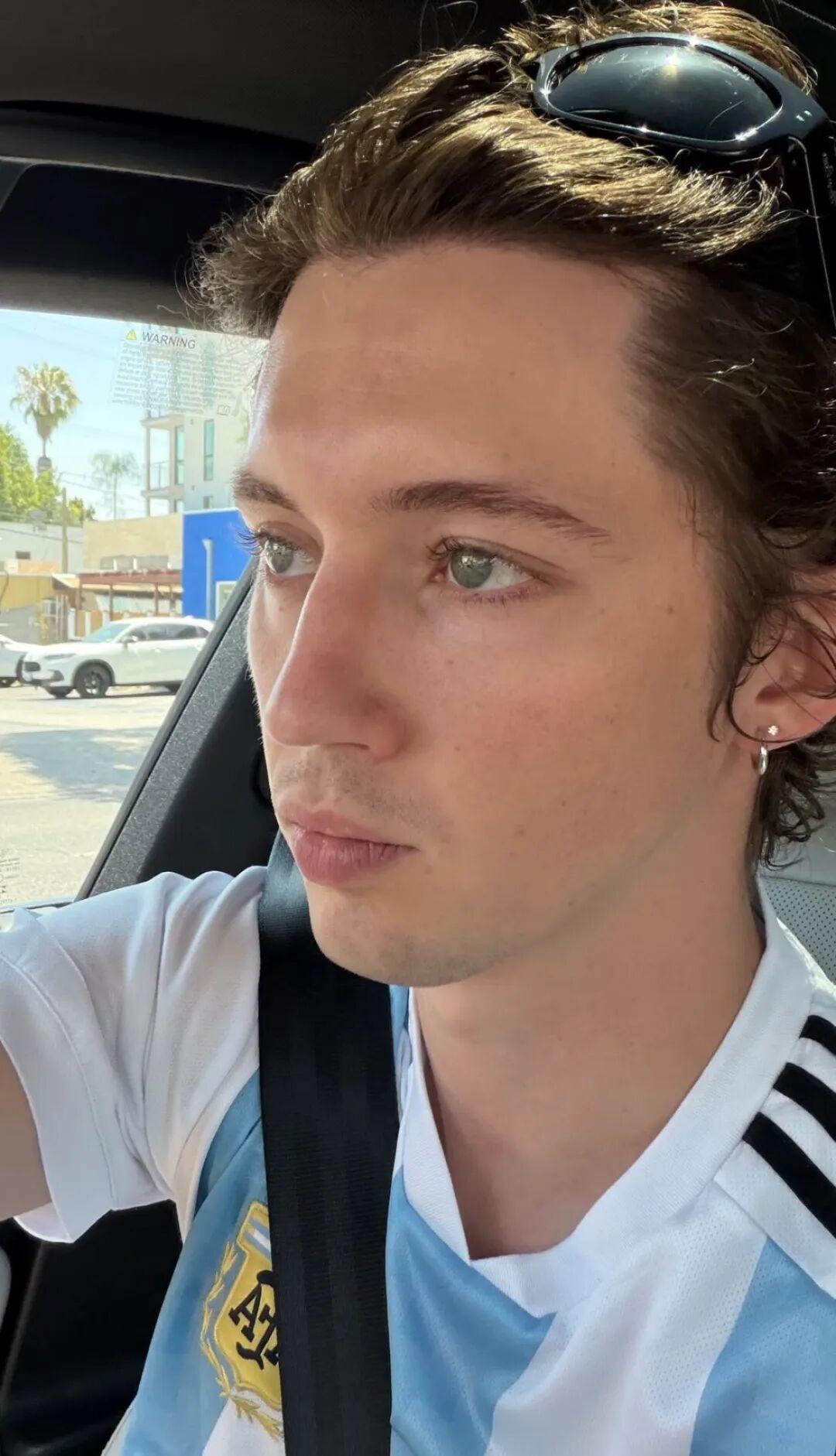 澳大利亚出生的歌手兼演员Troye Sivan 1995年6月5日出生于南非约翰