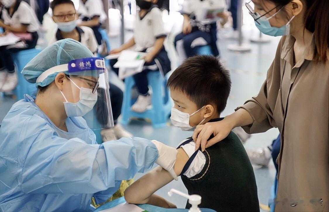 学校要给学生抽血检查，我拒绝给孩子抽血打针。

老师说；如果学生不想抽血检查，就