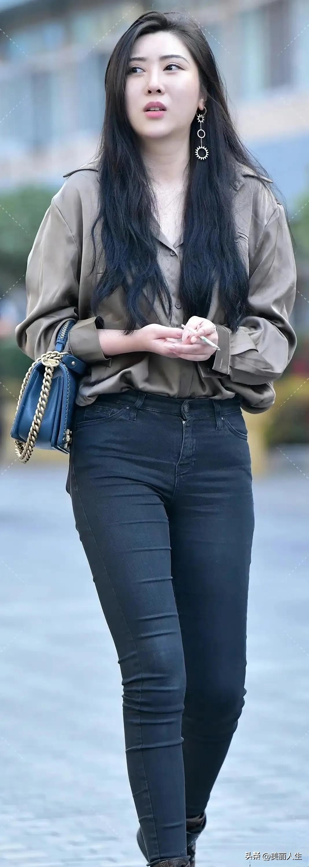 一湾碧水，两岸青山
不赶时间，只赴风景
陪你看山看水，看遍人间温柔