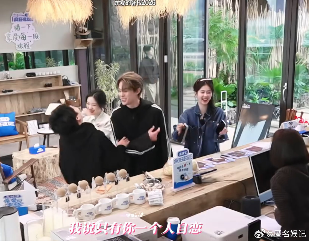 王鹤棣白鹿手机壁纸亲爱的客栈真的太会了！王鹤棣白鹿壁纸画面干净舒服，同框颜值双高