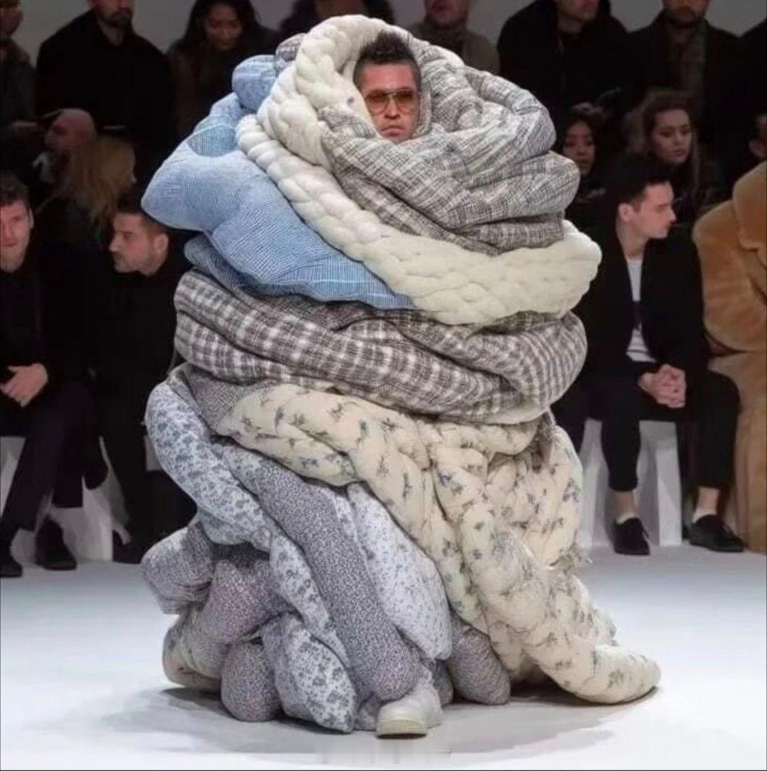 确实明显感觉这两天气温下降，一开始还穿个厚点褂子，现在必须得上羽绒服了。或者搞个