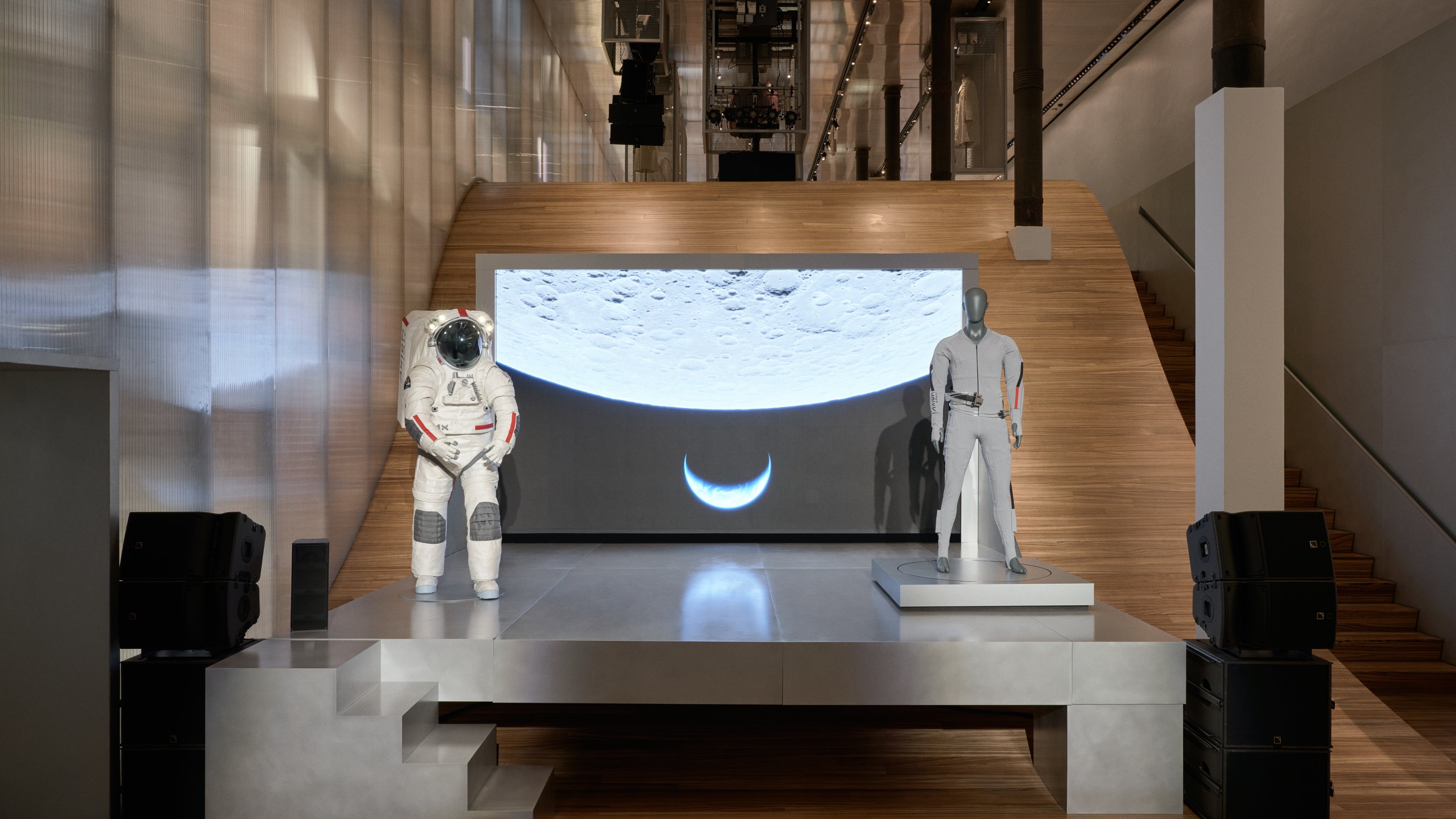 公理太空公司再次携手奢侈品品牌普拉达，推出了液体冷却与通风服（LCVG）。这是A
