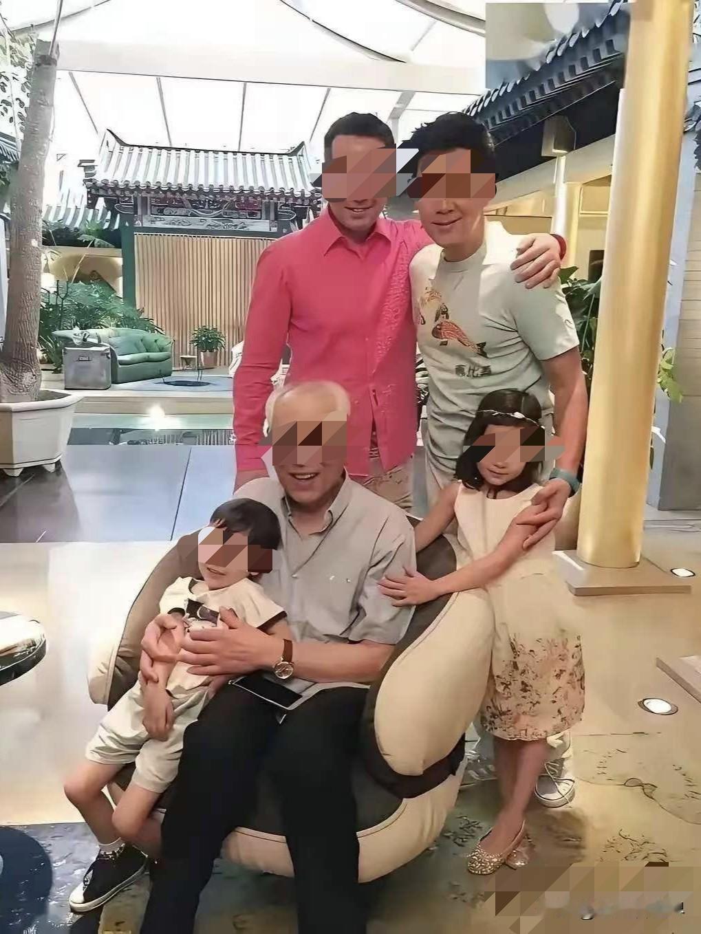 蔡国庆给亲弟弟发了20年工资，一个月2万，总共480万，就干一件事，在家看着爹妈