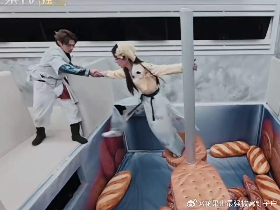 娜扎拒绝许凯彭昱畅看到娜扎拒绝许凯的反应密室大逃脱看这段片段能感受到熟人之间无拘