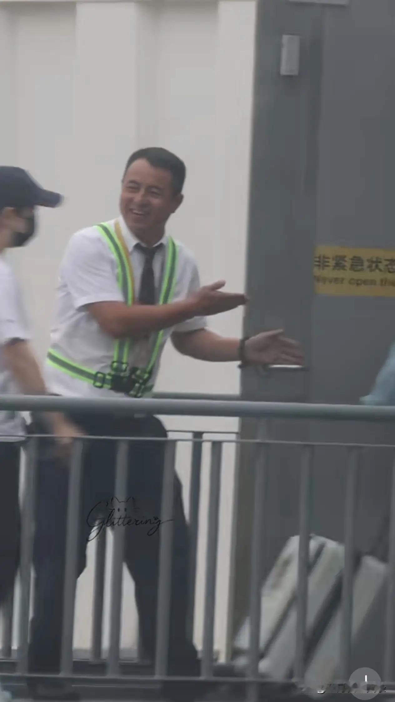 笑不活了，看看机场地勤大哥看到莎莎震惊了
这表情比闪电还快，上一秒还在严肃的工作