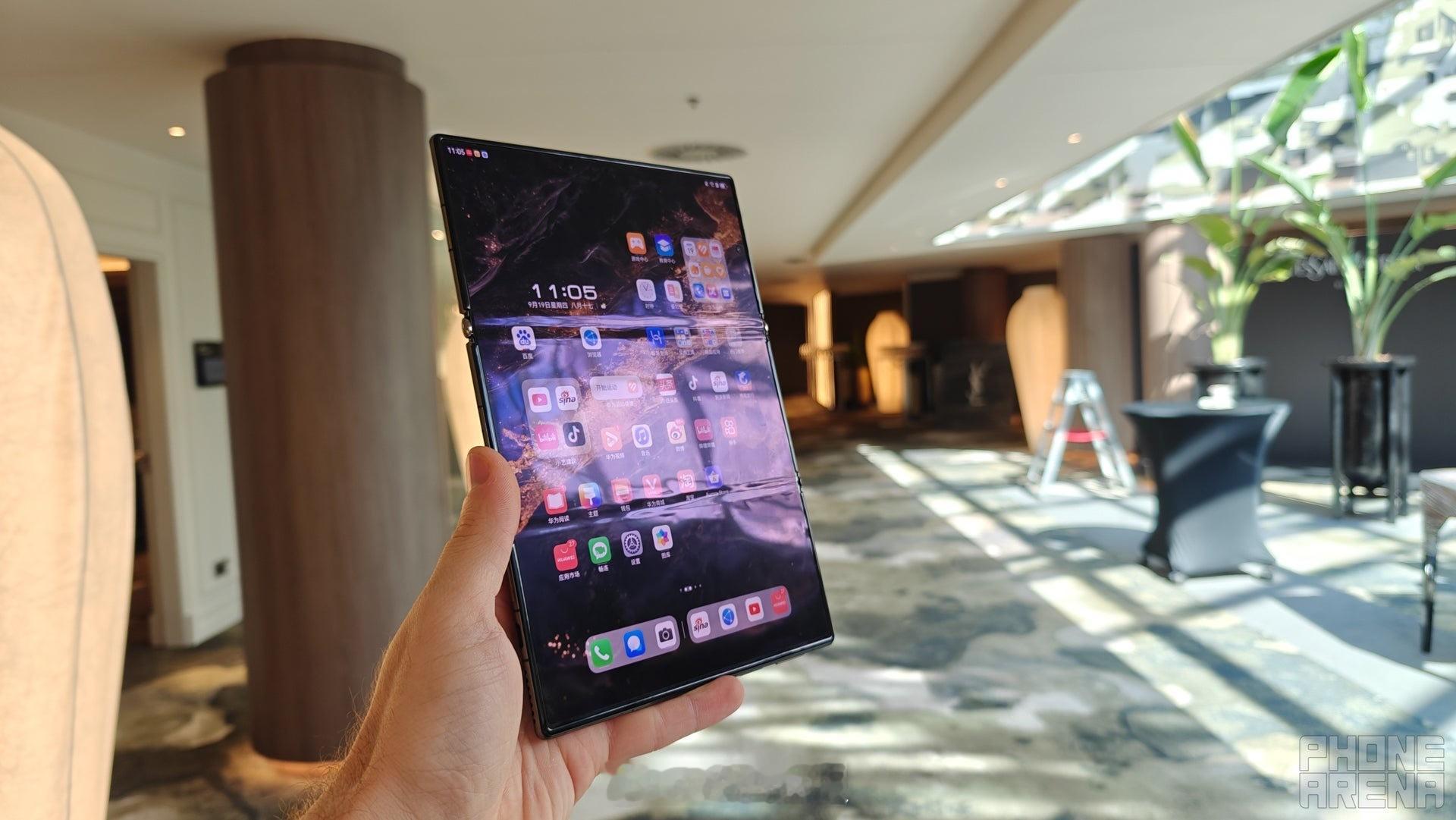 Phone Arena发的华为三折叠真机图，不敢想象，拿着Mate XT非凡大师
