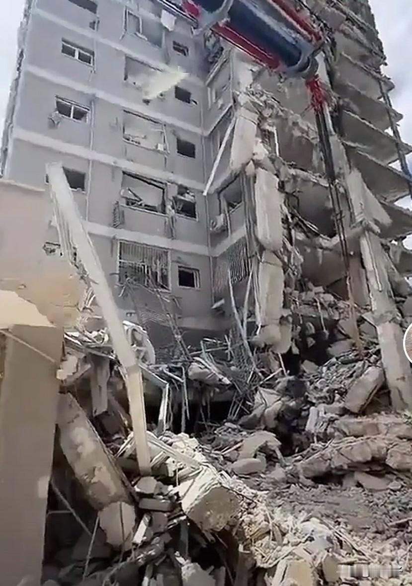 看到以色列首都特拉维夫被炸成这样，我有点想笑的感觉。我是不是太坏了。