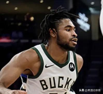 消息源告诉ESPN，雄鹿在签下卡梅伦-托马斯数周后将其裁掉。这与他刚加盟雄鹿时球