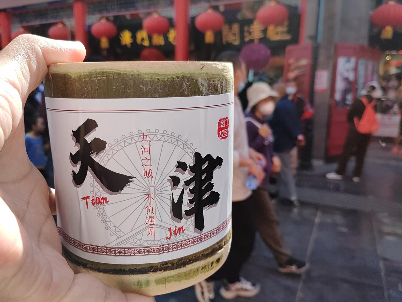 镜头里的天津，满是温暖回忆，尤其是海河。没有刻意雕琢的网红感，全是慢悠悠的市井烟