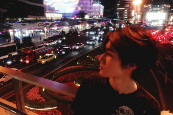张真源上海夜景plog新鲜十二宫格夜景如约上线，做旧STA上衣搭配基础牛仔裤，走