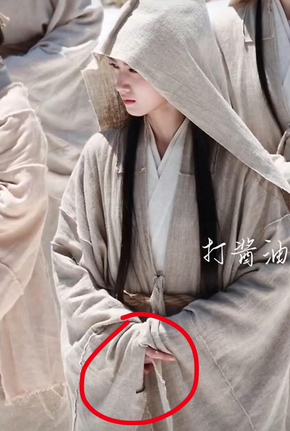 网友提问：蜈蚣和虫子是众星道具吗？爬完李一桐，爬卢昱晓… 