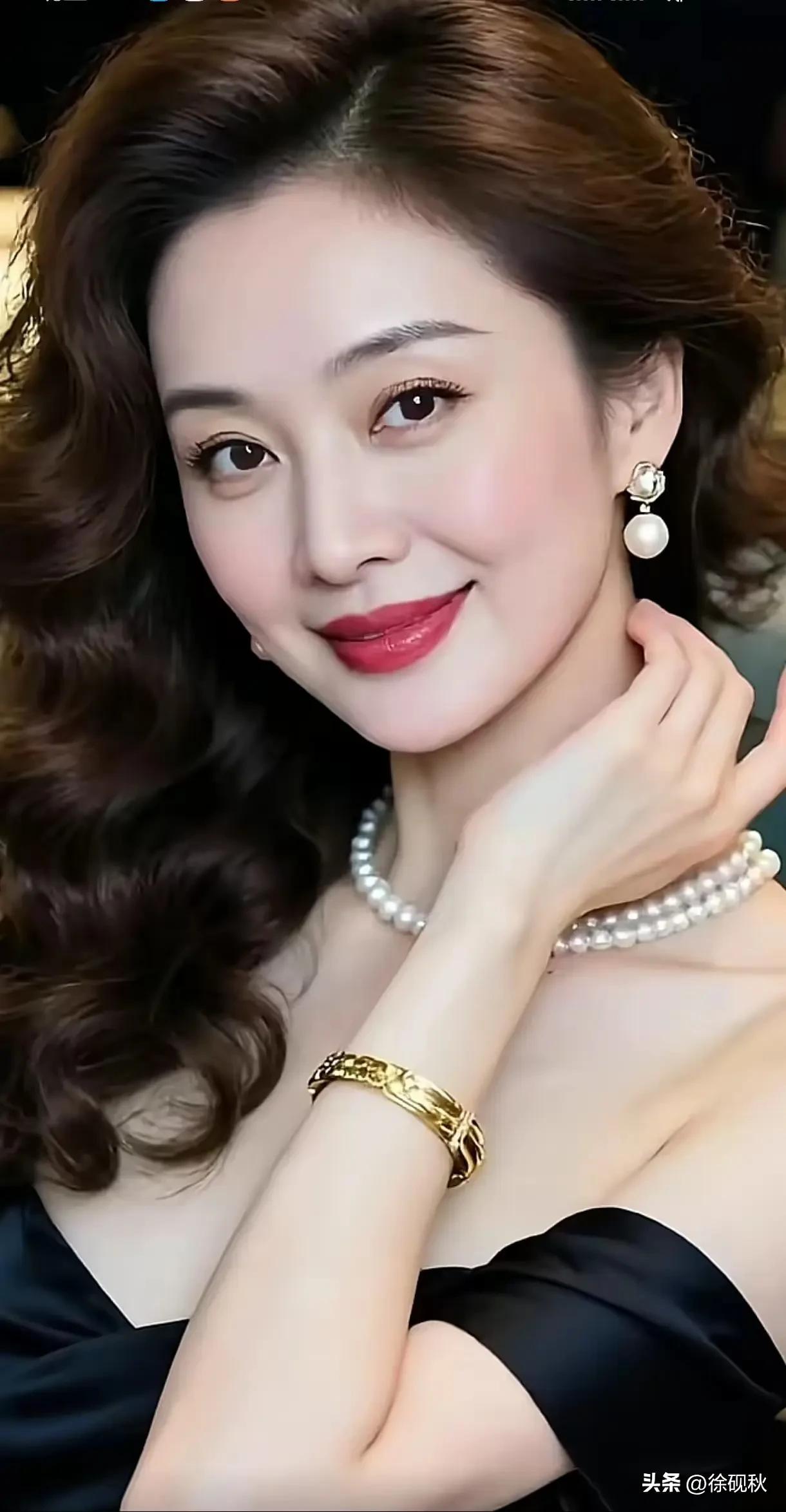 如何展现中年女性的优雅气质?中年女性人不老，
风姿绰约尽妖娆。