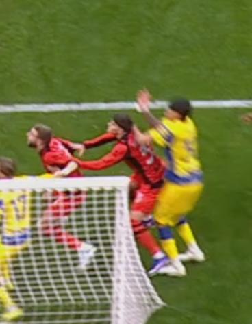 【“伸手没伸手？”】
那些说巡逻的说，特洛伊洛起跳时候没碰巴尔特萨吉，起跳后失去