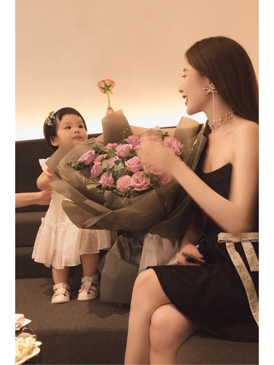 👩🏻我28岁，👧🏻我妹妹1岁。