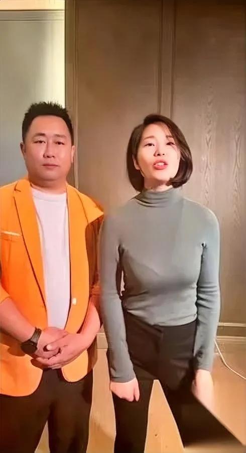 她一跳，全网炸锅。

苏州年会那姑娘，压根不是“误入镜头”。

我翻完她半年账号