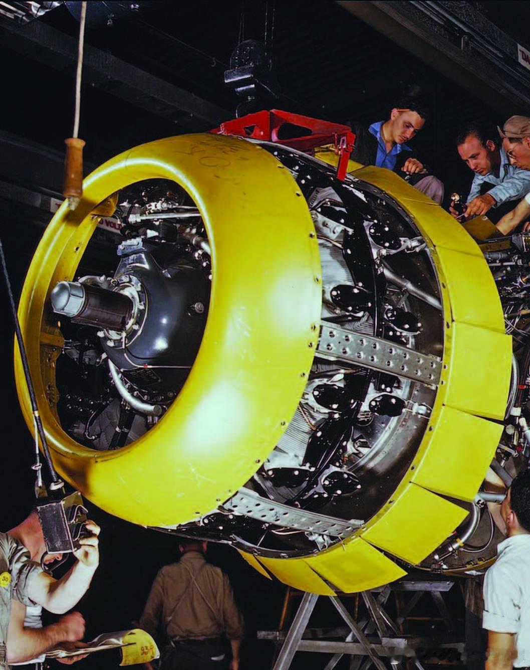 美国工人在 Inglewood工厂将Wright R-2600-13发动机小心翼