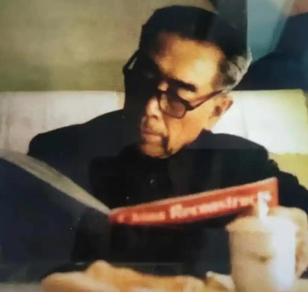 1975年，周总理已是弥留之际，此时，另一个问题悄然压在所有人心头——总理的位子