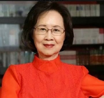 赵薇悼念琼瑶。这三年外面的各种声音，你从来没有解释，微博也停更了，再次发微博不是