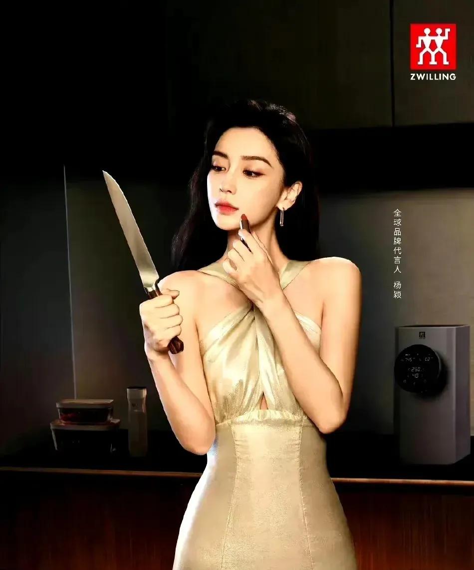 黄晓明和Angelababy竟然做了同一个动作！

确实好巧，黄晓明竟然和北鼻拥