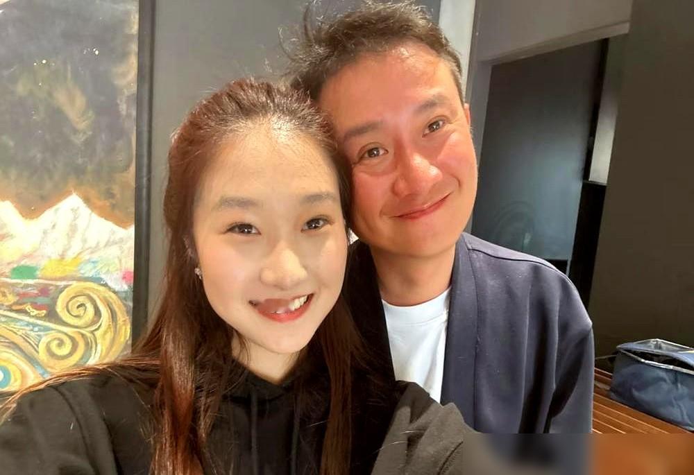 女儿一张合影，就想给文章的商业价值续命？别天真了。这根本不是温情，这是他最后的资